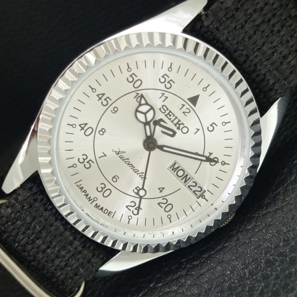 Vintage 1976 Seiko Automatic Mens Silver Watch WDaydate  Silver Accents